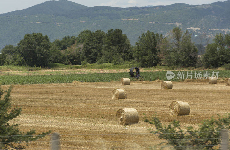 希腊亚历山德罗波利的egnatia odos高速公路附近的农田和干草堆